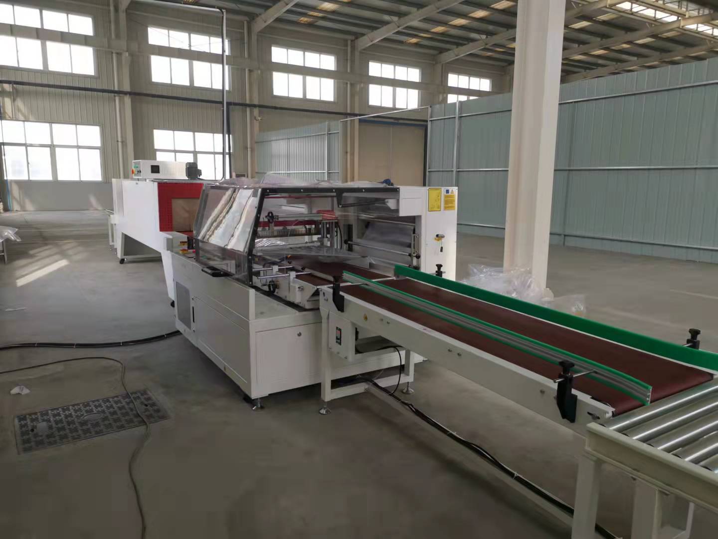 山東濰坊用戶熱收縮包裝機(jī)(邊封款)交機(jī)現(xiàn)場